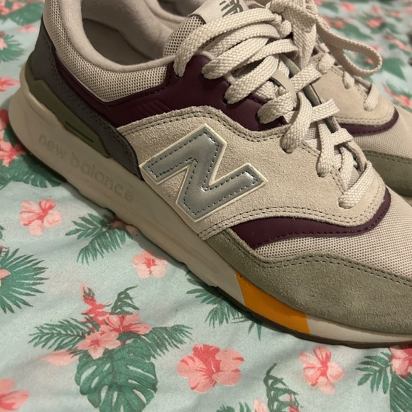 New Balance - Picture 2 of 4